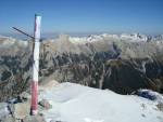 Vordere Bachofenspitze -Westgrat- - das etwas eigenartige Gipfelkreuz - hinten die zentrale Karwendelkette